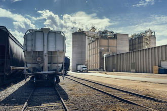 铁路轨道与货物集装箱，筒仓和大型设施的距离