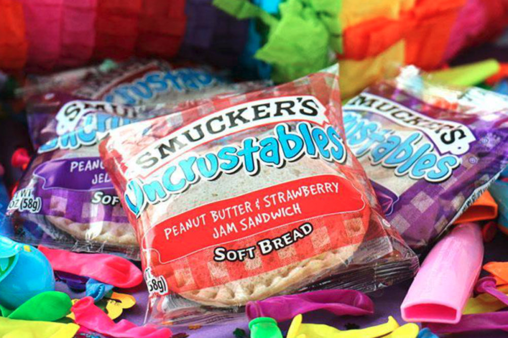 Smucker's un甲壳饼干在一堆派对用品上