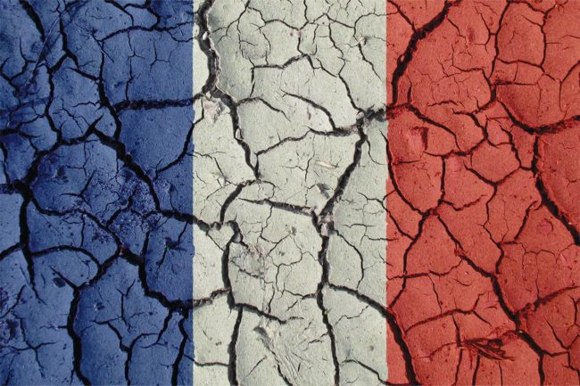 法国国旗在干燥的土壤上飘扬