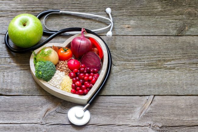 心脏健康食品，心形碗，听诊器，青苹果