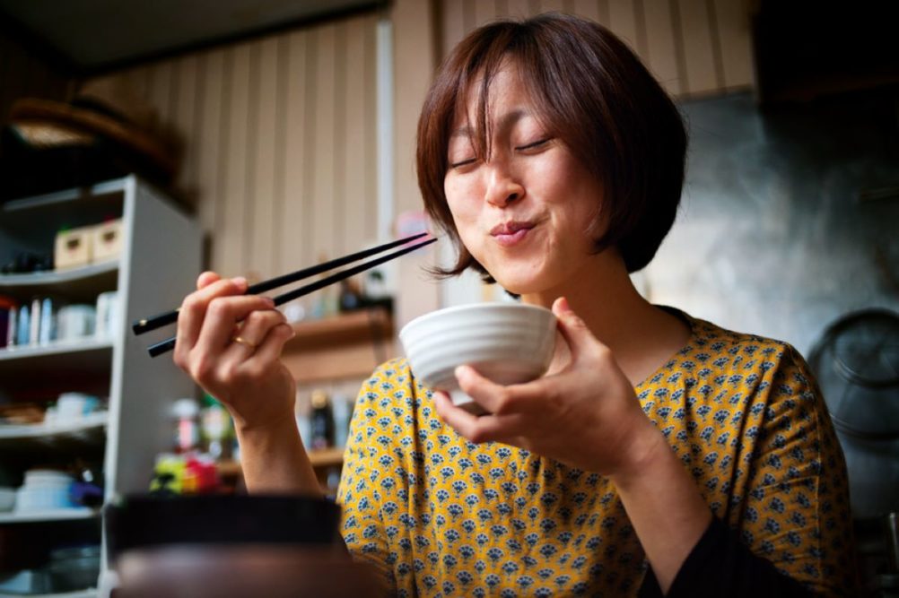 女人用筷子享受食物